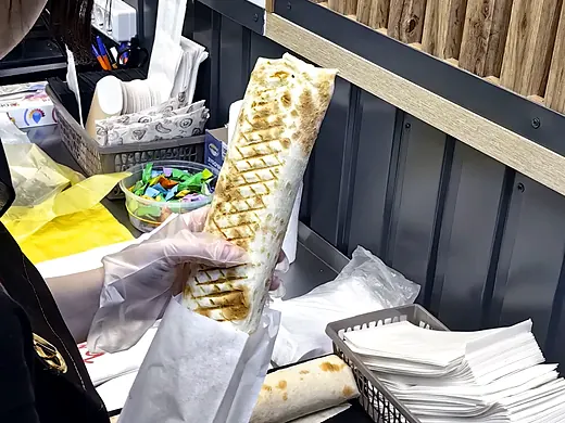 Большая шаурма перед выдачей