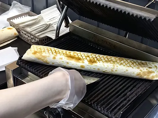 Шаурму снимают с гриля